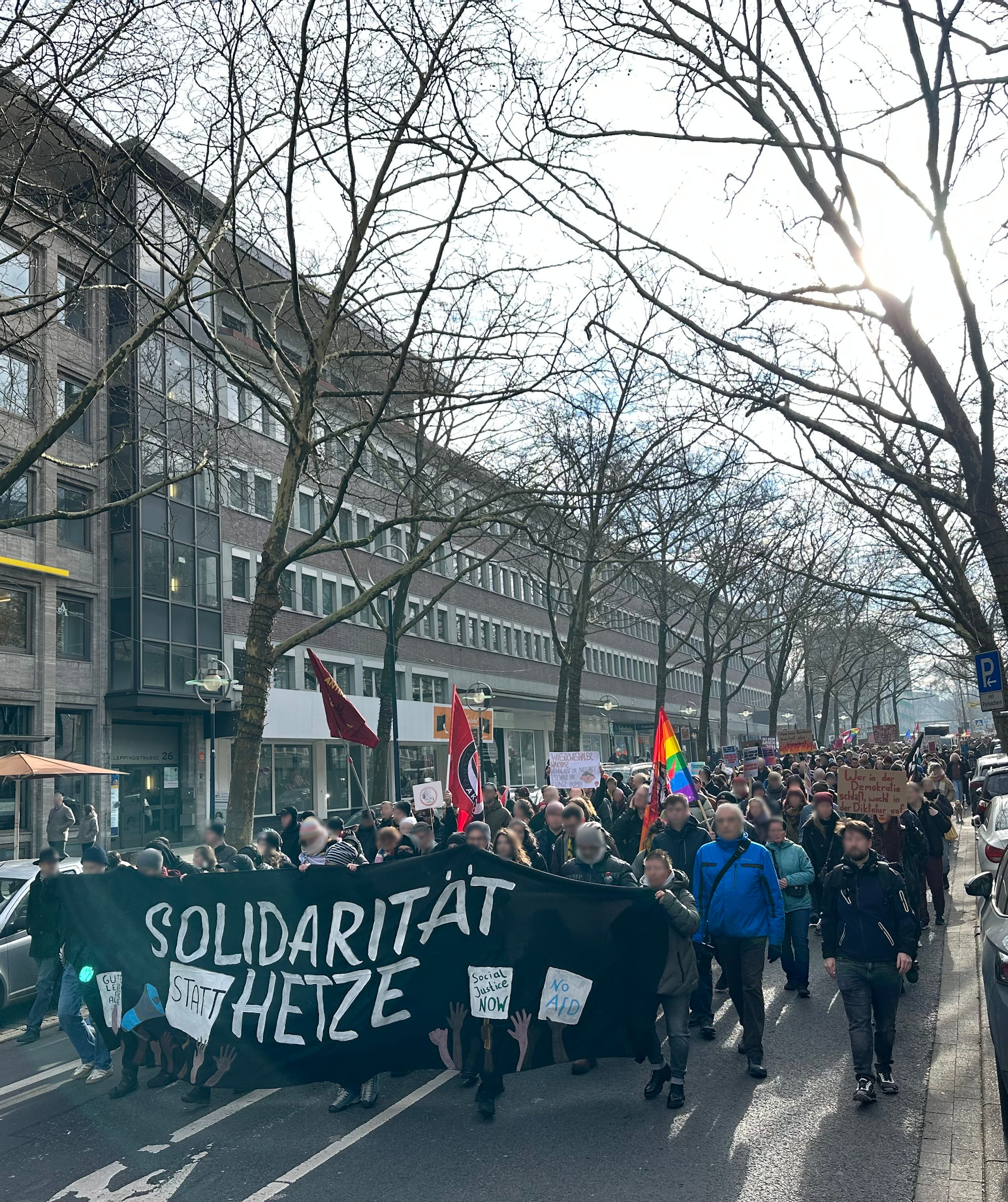 Die Spitze der Demonstration mit dem Transparent "Solidarität statt Hetze"